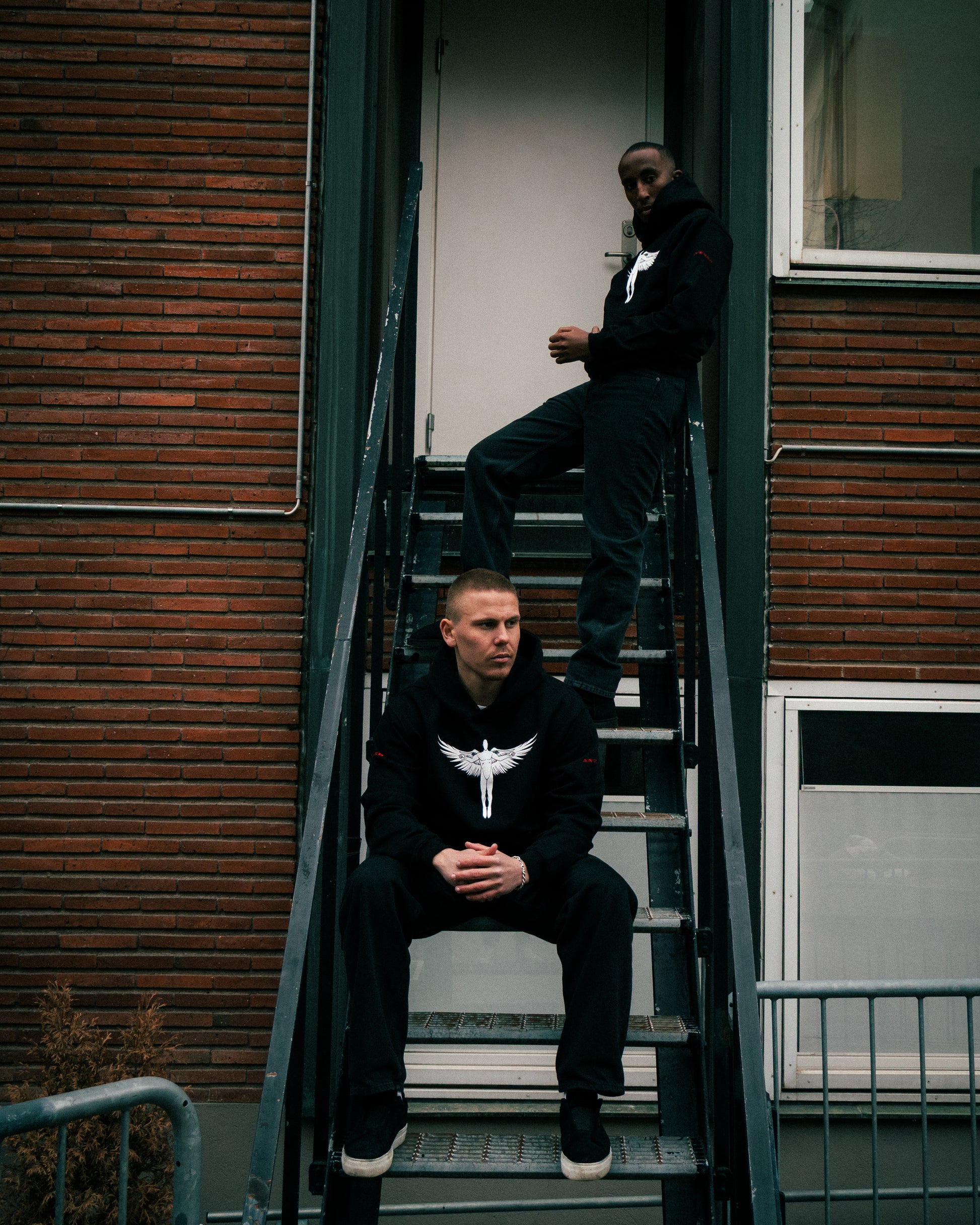 'THE MAN WHO TOOK FLIGHT' HOODIE [SVART] - Antero