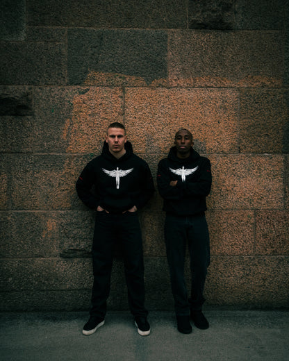 'THE MAN WHO TOOK FLIGHT' HOODIE [SVART] - Antero