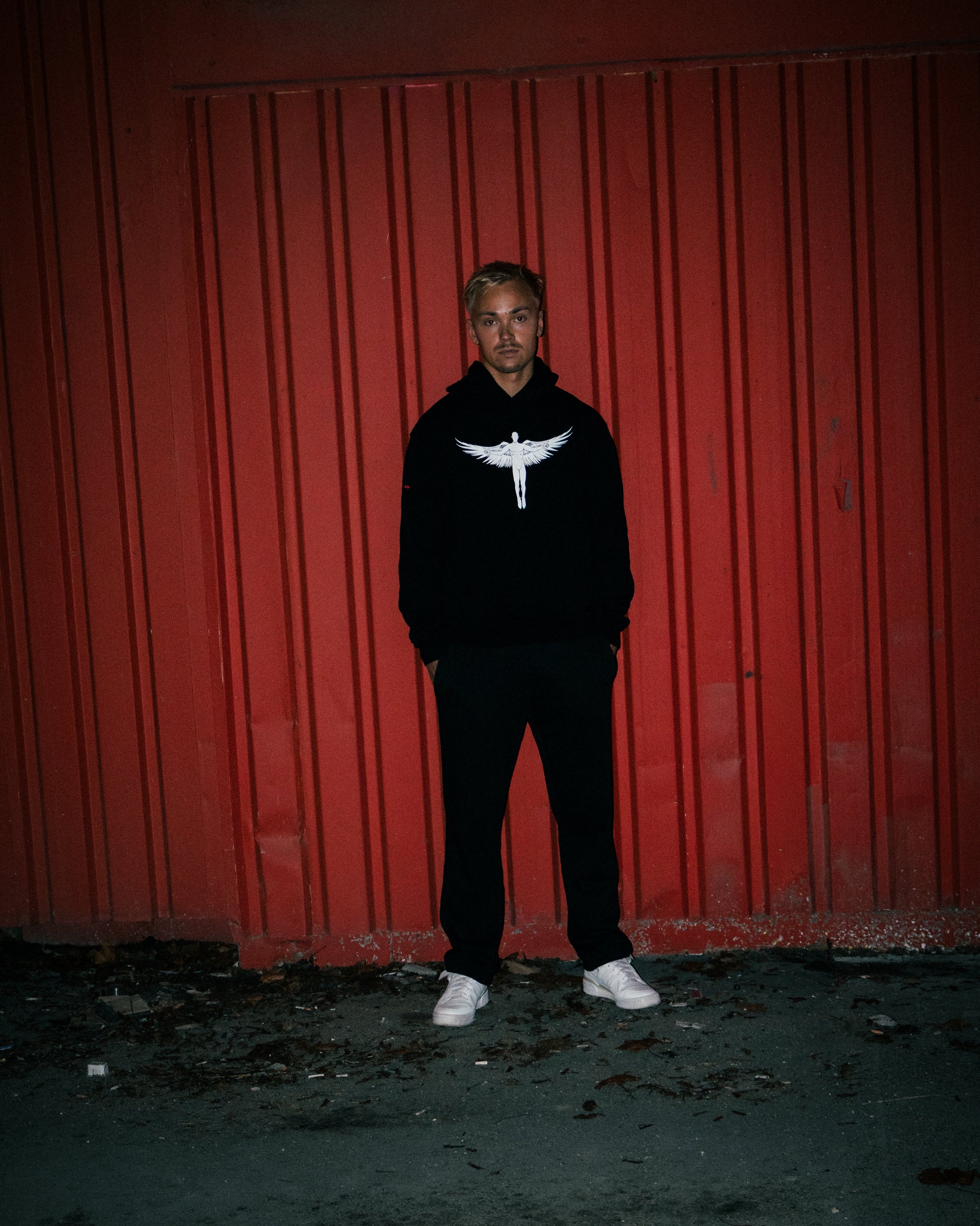 'THE MAN WHO TOOK FLIGHT' HOODIE [SVART] - Antero